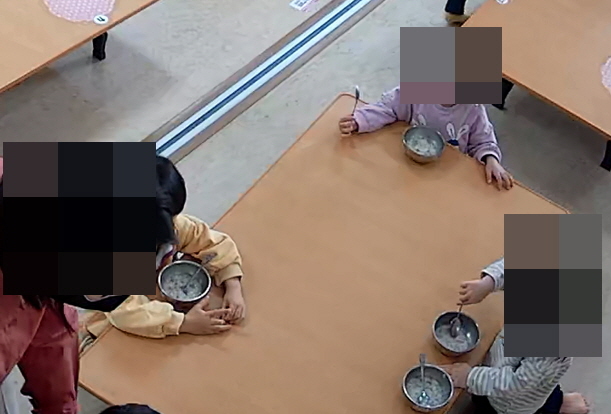 원장이 제공한 CCTV 영상. 부실하다고 지적된 소고기죽의 경우 교사가 공개한 사진과 달리 그릇 절반 이상을 채운 모습이 담겨있다. 사진=제보자 제공