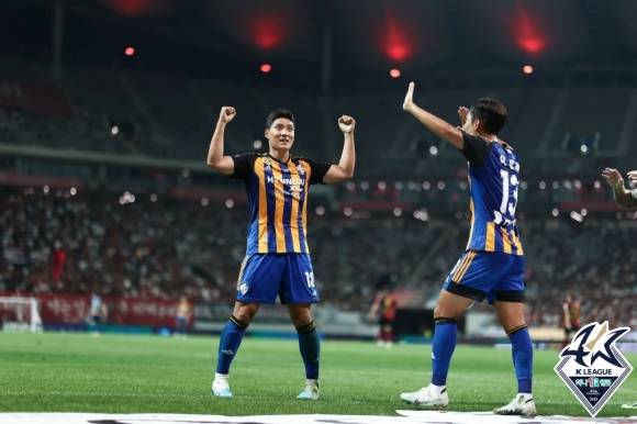 FC서울 원정 경기서 골 넣고 동료와 함께 기뻐하는 주민규 - 27일 서울월드컵경기장에서 열린 프로축구 K리그1 FC서울과 울산 현대의 경기에서 울산 주민규가 득점 후 세리머니를 하고 있다. 2023.8.27 한국프로축구연맹 제공