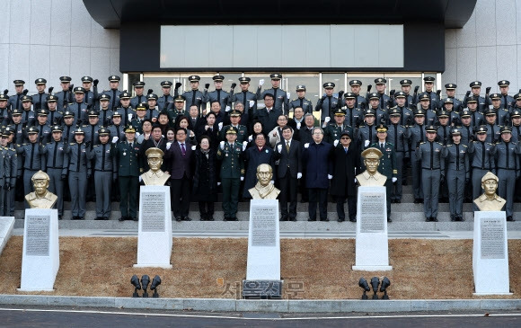 서울 육군사관학교에서 1일 열린 독립전쟁영웅 5인 흉상 제막식에서 사관생도 등이 참석해 기념사진을 찍고 있다. 육사는 독립전쟁에 일생을 바친 홍범도, 김좌진, 지청천, 이범석 장군과 신흥무관학교를 설립한 이회영 선생의 흉상을 장병들이 훈련한 탄피 300㎏(소총탄 5만여발 분량)을 녹여 제작했다. 2018.3.1. 서울신문 DB