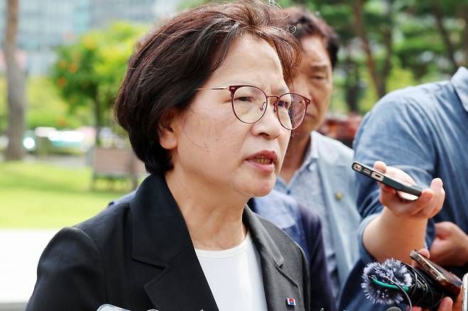 28일 오후 광주시청에서 열린 광주 보훈단체의 정율성 역사공원 조성사업 반대 기자회견에서 연평도 포격전 당시 전사한 고(故) 서정우 하사의 모친인 김오복(62)씨가 발언하고 있다. ⓒ연합뉴스