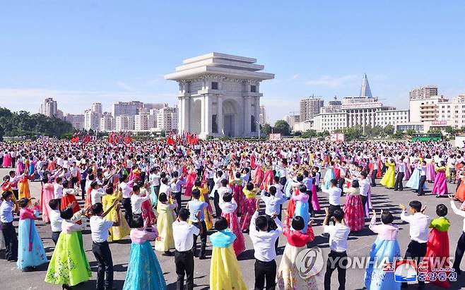 2022년 열린 청년절 경축 청년학생 무도회 [연합뉴스 자료사진]