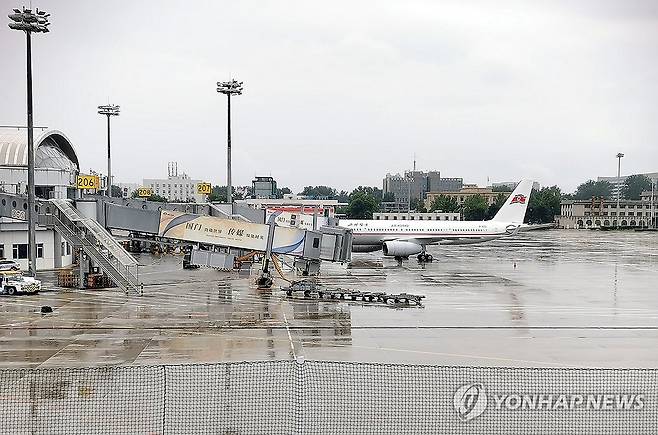 베이징 공항 착륙한 고려항공 여객기 (베이징=연합뉴스) 한종구 특파원 = 북한 국영항공사인 고려항공 소속 여객기가 24일 중국 베이징 서우두 국제공항에 착륙해 있다. 2023.8.24 jkhan@yna.co.kr