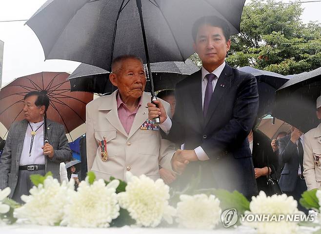 호남학도병과 함께 한 박민식 장관 (순천=연합뉴스) 장덕종 기자 = 박민식(사진 오른쪽) 국가보훈부 장관이 28일 오전 전남 순천역에서 6·25 학도병으로 참전한 고병현(94) 옹과 함께 헌화하고 있다. 2023.8.28 cbebop@yna.co.kr