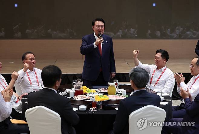 국민의힘 연찬회에서 발언하는 윤 대통령 (인천=연합뉴스) 이정훈 기자 = 윤석열 대통령이 28일 인천에서 열린 2023 국민의힘 국회의원 연찬회 만찬에서 발언하고 있다. 2023.8.28 [공동취재] uwg806@yna.co.kr
