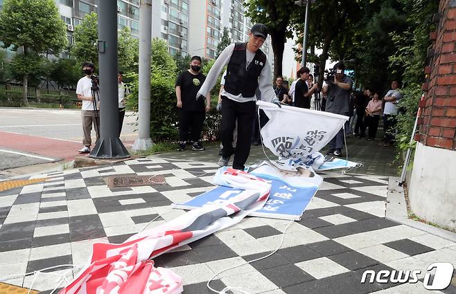 인천시 연수구 관계자가 7월12일 동춘동의 거리에 걸린 정당현수막을 철거하고 있다. 2023.7.12/뉴스1 ⓒ News1 정진욱 기자