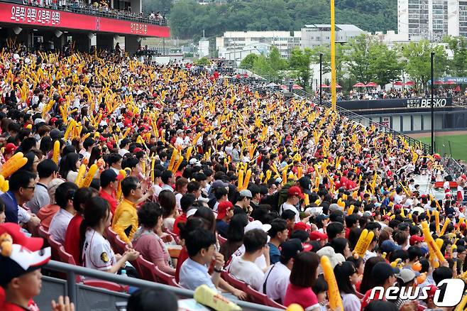광주-기아 챔피언스 필드에서 관중들이 KIA 타이거즈의 경기를  응원하고 있다. ⓒ News1
