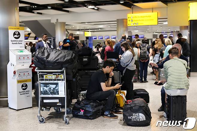 영국 공항 관제시스템에 기술적 오류로 28일(현지시간) 전국적으로 항공편이 대규모 결항 또는 지연됐다. ⓒ 로이터=뉴스1 ⓒ News1 이유진 기자