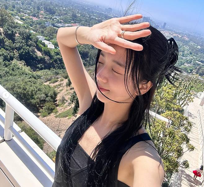 Seoul:) = BLACKPINK Jisoo gave off a watered-down beautyJiSoo posted a photo of his visit to the Getty Center in Los Angeles, USA, with an article entitled Free Time in Los Angeles on his instagram on the 29th.In the photo, JiSoo is taking a self-portrait with his eyes closed in the sunshine of hot Los Angeles. In the following photo, JiSoo is emitting a unique beauty by taking a self-portrait with a mischievous look.Especially, Jisoos beauty, which has become more popular after the release of his devotion to Ahn Bo-hyun, attracts attention.Meanwhile, JiSoo recently admitted her romance with actor Ahn Bo-hyun, who is seven years older than her.JiSoos agency, YG Entertainment, said, I am grateful for the relationship between JiSoo and Ahn Bo-hyun, he said. I would be grateful if you could watch them with a warm eye.