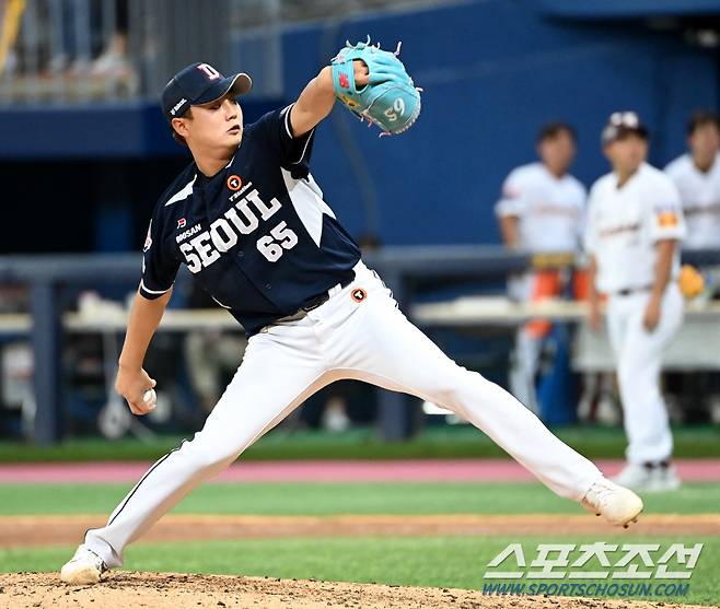 2023 KBO 리그 두산 베어스와 키움 히어로즈의 경기가 24일 고척스카이돔에서 열렸다. 두산 정철원이 역투하고 있다. 고척=허상욱 기자wook@sportschosun.com/2023.08.24/