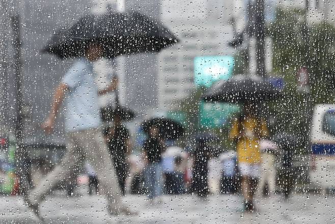 지난 6월 29일 서울 광화문 광장에서 우산을 쓴 시민들이 길을 지나고 있다. /뉴스1