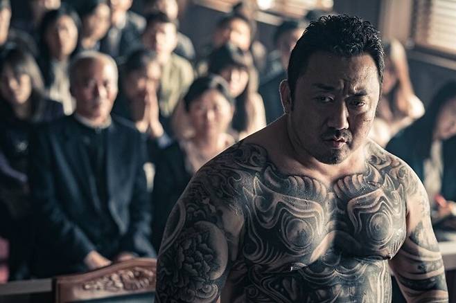 흔히 '조폭 문신'으로 알려진 이레즈미로 가득한 영화 속 마동석의 몸. 미성년자들에게도 확산 추세다. /에이스메이커무비웍스