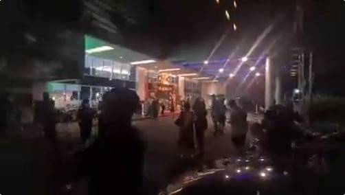 29일 새벽 인근 바다에서 규모 7.1의 강진이 발생한 인도네시아 발리의 한 호텔에서 투숙객들이 대피해 있다. /@JShadab1