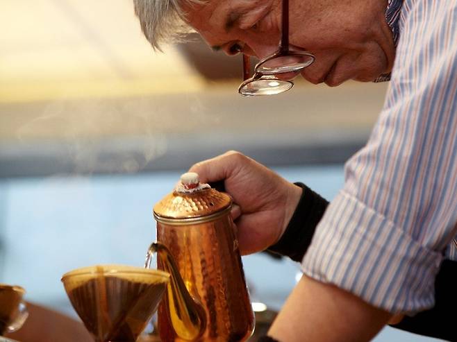 커피를 내리고 있는 박 대표_출처: 보헤미안박이추커피