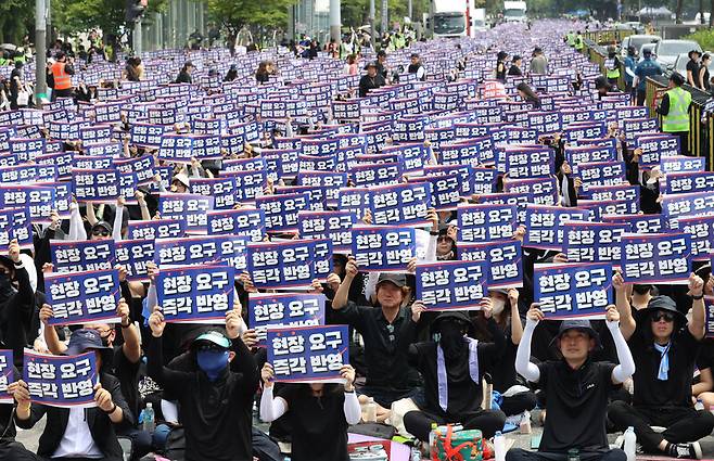 지난 26일 오후 서울 영등포구 국회의사당 앞에서 열린 전국 교사들의 집회. 연합뉴스