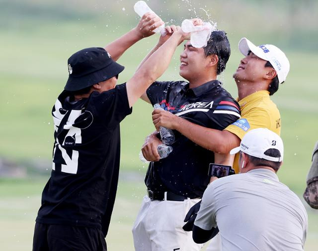 장유빈(가운데)이 27일 전북 군산CC에서 열린 KPGA 코리안투어 군산CC 오픈 최종라운드 연장전에서 우승을 확정한 뒤 조우영(오른쪽)과 기쁨을 나누고 있다. KPGA 제공