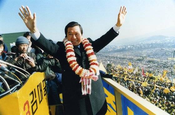 1987년 12월 13일 서울 대방동 보라매공원에서 13대 대선 평화 민주당 후보로 유세를 벌이며 지지자들의 환호에 손을 들어 화답하고 있다. [사진 연세대 김대중도서관]