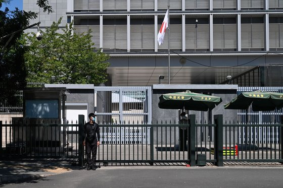 29일 경찰이 중국 베이징에 있는 일본대사관 앞을 지키고 있다. AFP=연합뉴스