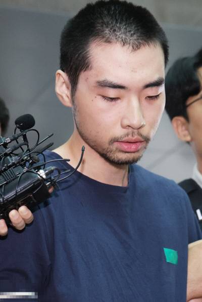 ‘분당 흉기난동 사건’ 피의자 최원종이 지난 10일 경기 성남수정경찰서 유치장에서 검찰로 송치되고 있다. 연합뉴스