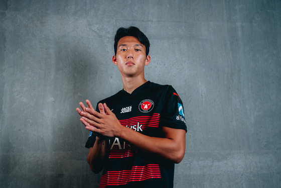 Korean center-back Lee Han-beom poses in an FC Midtjylland shirt after signing with the club on Monday.  [FC MIDTJYLLAND]