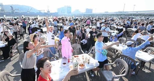 지난 6월15일 오후 인천 중구 상상플랫폼 앞마당에서 열린 ‘1883 인천맥강파티’에서 3천명의 해외 관광객들이 '2023 인천펜타포트 라이브 스테이지' 마지막 공연인 '화노밴드'의 열정적인 락 공연과 함께 인천의 대표 먹거리인 신포동 닭강정과 개항맥주를 즐기고 있다. 장용준기자