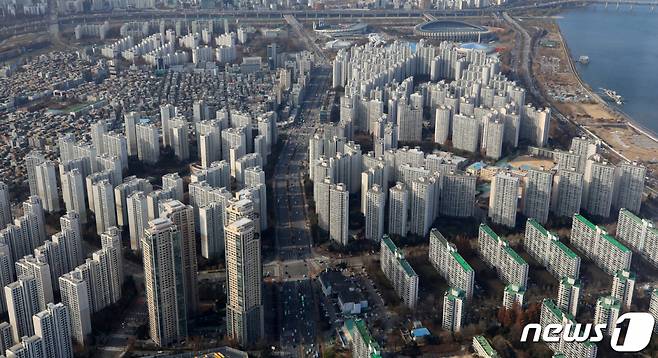 (서울=뉴스1) 구윤성 기자 = 사진은 30일 서울 송파구 롯데월드타워 서울스카이에서 바라본 이 일대 아파트 단지의 모습. 2022.11.30/뉴스1  Copyright (C) 뉴스1. All rights reserved. 무단 전재 및 재배포 금지.