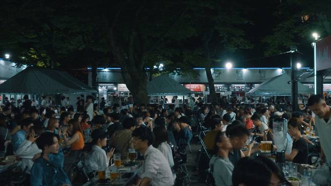 이달 중순 방문한 일본 삿포로의 맥주 축제 ‘삿포로 오도리 비어 가든’ 현장. 사람들이 축제가 열린 일본 홋카이도 삿포로 오도리공원에서 맥주를 마시고 있다. 이정아 기자