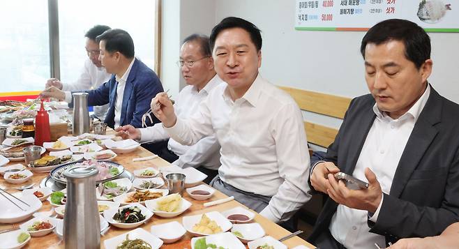 김기현 국민의힘 대표를 비롯한 주요 당직자들이 29일 오후 연찬회를 마친 뒤 인천 중구의 한 수산물 전문식당에서 오찬 식사를 하고 있다. [연합]