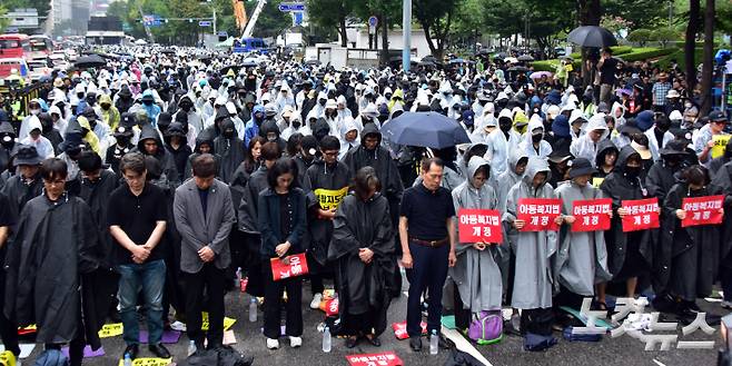 12일 서울 종각일대에서 전국교사모임이 서이초 교사 추모 및 교권 회복 촉구 집회를 가지며 묵념을 하고 있다. 윤창원 기자