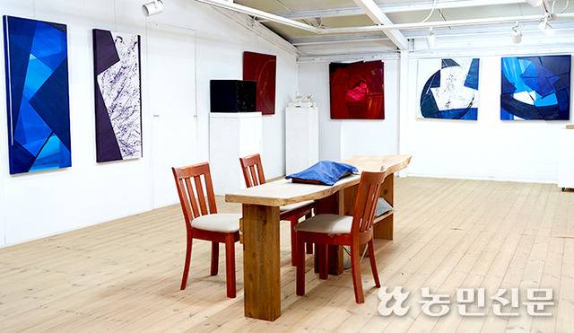 ④ 귀촌한 손정희 작가는 집 2층을 갤러리처럼 꾸며 두고 여행객을 맞는다.