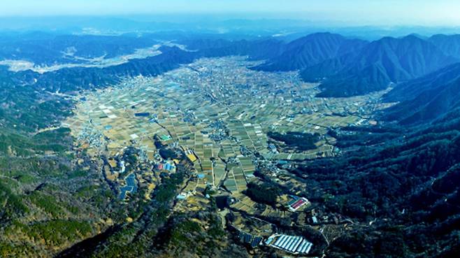 합천군 초계면과 적중면에 걸쳐 있는 한반도 최초 운석충돌구. 지름 200m의 소행성이 히로시마 원폭의 9만 배 위력으로 충돌한 것으로 추정된다. (출처=합천군)