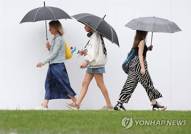 서울에 내리는 비 (서울=연합뉴스) 김성민 기자 = 23일 오후 서울 중구 서울광장에서 외국인 관광객들이 우산을 쓰고 이동하고 있다. 2023.8.23 ksm7976@yna.co.kr