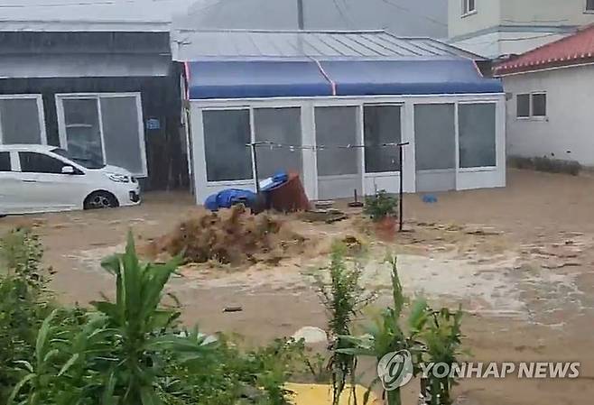 물바다 된 고성군 거진읍 주택가 (강원 고성=연합뉴스) 지난 10일 태풍 카눈 영향으로 시간당 80㎜가 넘는 장대비가 쏟아진 강원 고성군 거진읍 일대가 침수됐다. [강원 고성군 제공. 재판매 및 DB 금지]