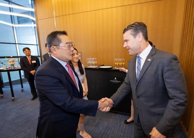 구자열 한국무역협회 회장(왼쪽)이 지난 29일 서울 삼성동 그랜드 인터컨티넨탈 서울 파르나스에서 개최한 무역업계 간담회에서 토드 영 미국 인디에나주 상원의원과 인사를 나누고 있다.(사진=한국무역협회)