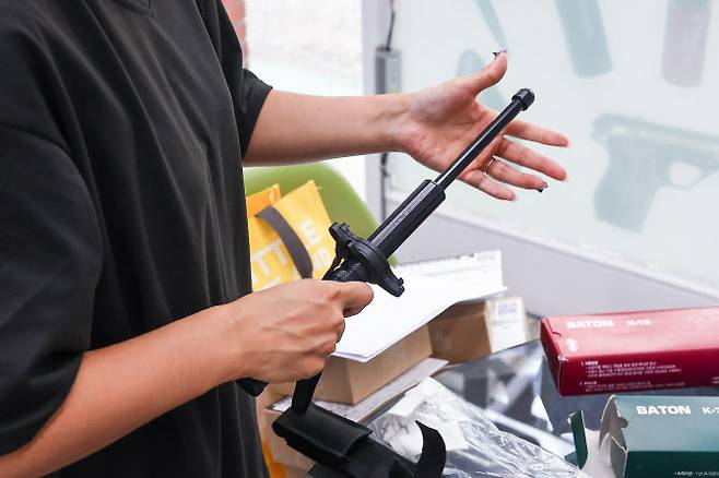 최근 무차별 흉기 난동이 잇따르며 시민들의 불안과 함께 호신용품에 대한 관심이 커지고 있다. (사진=연합뉴스)