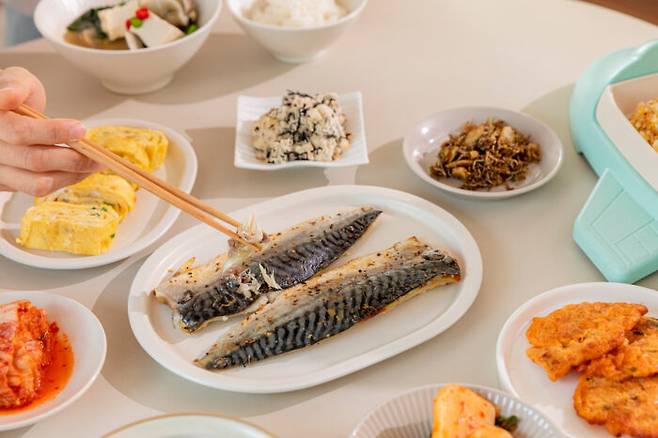 중년부터 시작하는 치매를 예방하기 위해서는 햇볕을 쬐고 두뇌를 자극하는 게임과 오메가-3 지방산을 섭취하는 것이 도움이 된다. [사진=클립아트코리아]