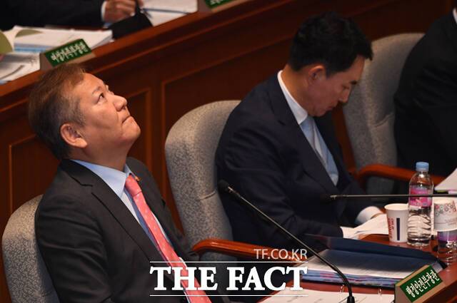 이상민 행정안전부 장관이 30일 서울 여의도 국회에서 열린 국회 예산결산특별위원회 전체회의에 출석해 허공을 바라보고 있다.