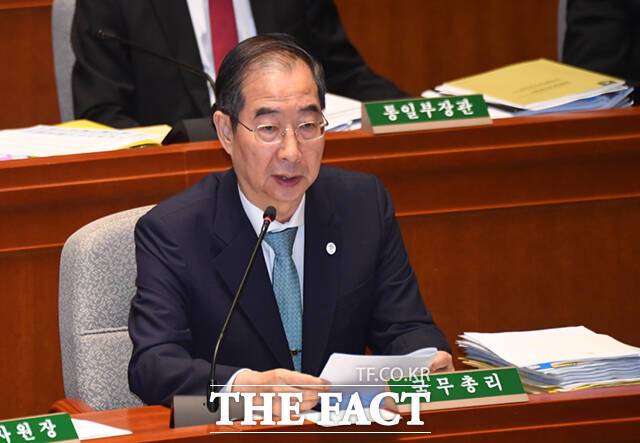 한덕수 국무총리가 30일 서울 여의도 국회에서 열린 국회 예산결산특별위원회 전체회의에 출석해 의원 질의에 답하고 있다.