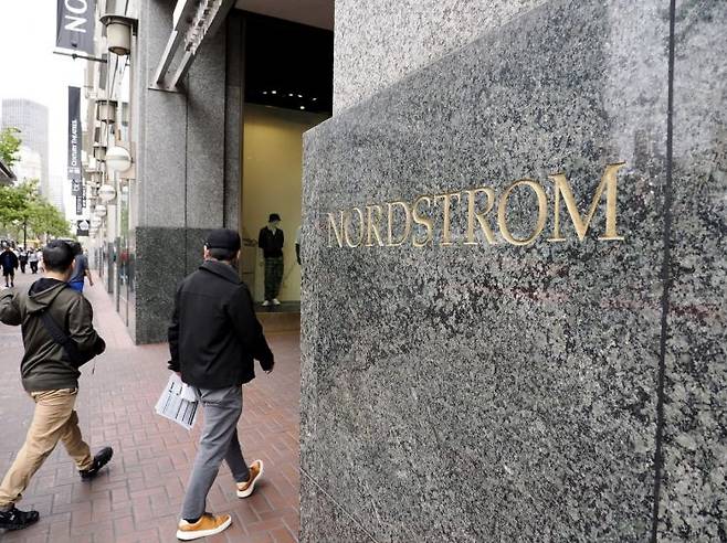 지난 27일 35년 만에 폐점한 샌프란시스코 도심의 노드스트롬 백화점. [이미지출처=EPA연합뉴스]