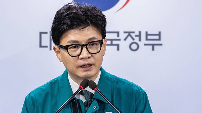 한동훈 법무부 장관이 23일 오전 서울 종로구 정부서울청사에서 이상 동기 범죄 재발 방지를 위한 국무총리 담화문 발표를 마친 뒤 가진 회견에서 취재진 질문에 답하고 있다. 2023.8.23 /연합뉴스