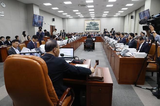 윤재옥 국회 운영위원장이 30일 오전 서울 여의도 국회에서 열린 국회 운영위원회 전체회의를 주재하고 있다. /뉴스1