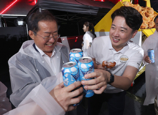 홍준표(왼쪽)대구 시장과 이준석 전 국민의힘 대표가 30일 대구 치맥축제 개막식에 참석했다. 연합뉴스