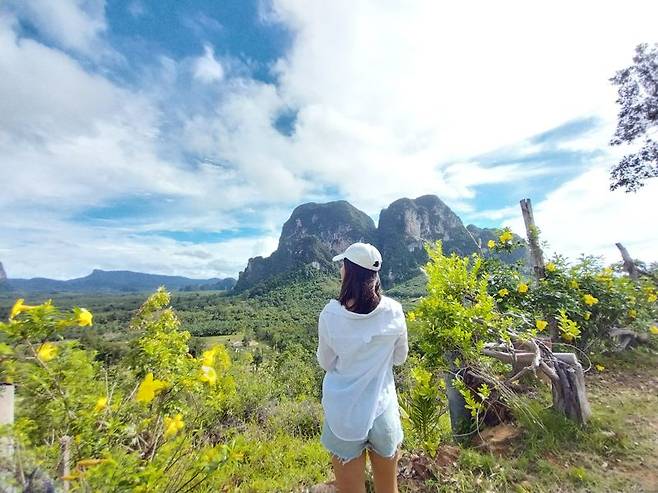 끄라비 숨겨 진 카페 '쿠언놈싸우'의 모습. '쿠언놈싸우'는 '소녀의 가슴'을 뜻하는 태국 말로 뒤에 보이는 두 개의 산봉우리가 여성의 가슴처럼 보인다. /사진=이환주 기자.