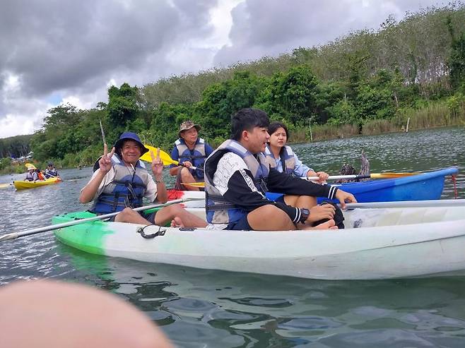 '클롱룻'에서 관광객들이 카약을 즐기고 있다.