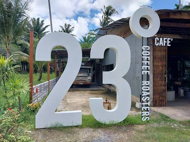 우연히 들린 끄라비 현지 카페 23 커피 로스터스.