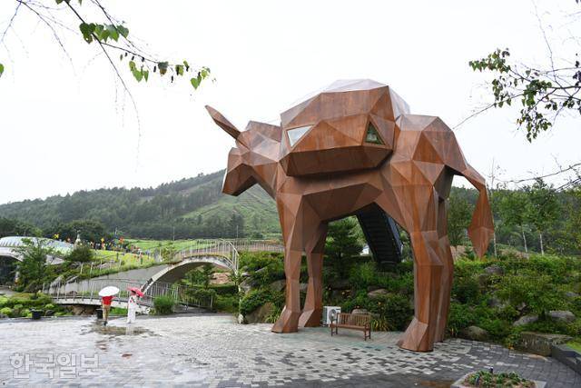 효석달빛언덕의 당나귀 조형물은 전망대이자 작은 도서관이다.