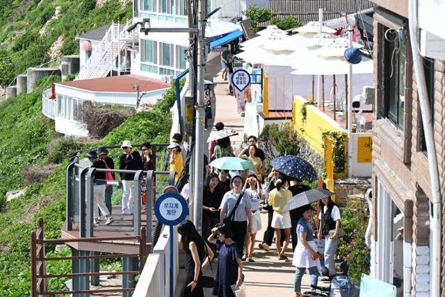 26일 부산 영도구 흰여울문화마을을 찾은 관광객들이 마을을 둘러보고 있다. 부산=왕태석 선임기자
