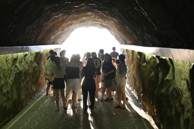 지난 25일 부산 영도구 흰여울마을을 찾은 관광객들이 포토존으로 인기 있는 해안터널에서 촬영 순서를 기다리고 있다. 부산=왕태석 선임기자