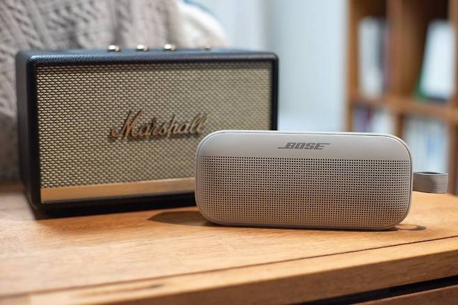 거치형 유선 블루투스 스피커인 마샬 액톤 II(좌)와 휴대용 무선 블루투스 스피커인 보스 사운드링크 플렉스(우) / 출처=IT동아