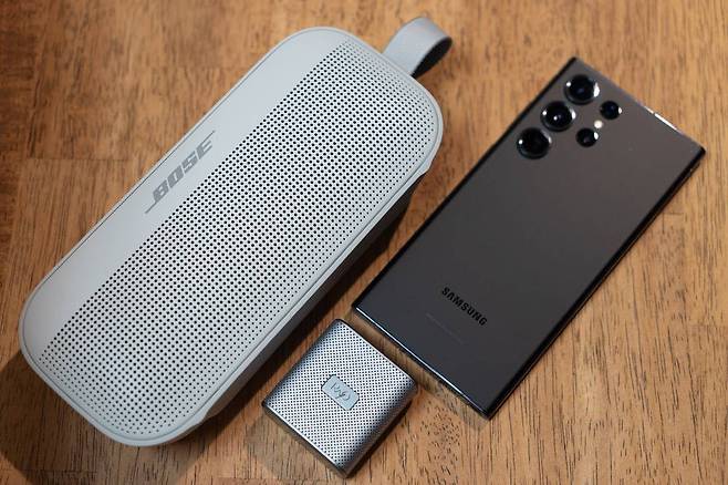 작을수록 휴대하기는 좋으나 필연적으로 음질이 떨어진다. 상황에 맞춰 적절한 크기를 선택하는 게 중요하다 / 출처=IT동아