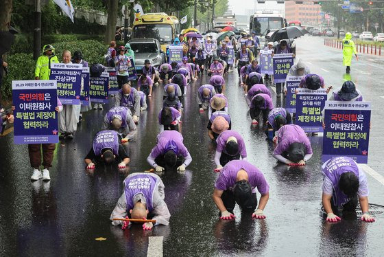 8월 23일 오전 서울 마포구 애오개역에서 이태원 참사 유가족협의회와 종교인들이 '이태원 참사 진상규명 특별법 제정 촉구 및 300일 추모 '삼보일배'를 하고 있다. 사진 연합뉴스